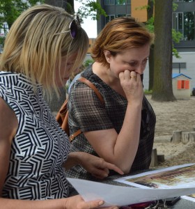 Beim Stadtteiltag im Juni 2016 informierte sich Ina Czyborra über die geplante Kita an der Waltraudstraße. Foto: sbr